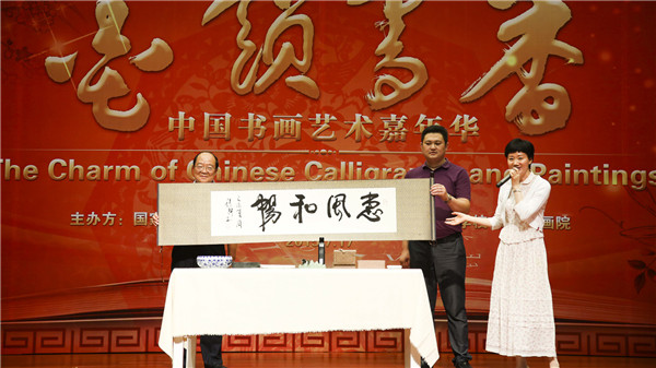 走过“汉语桥” 美国七百师生感受王府学校“墨韵书香”